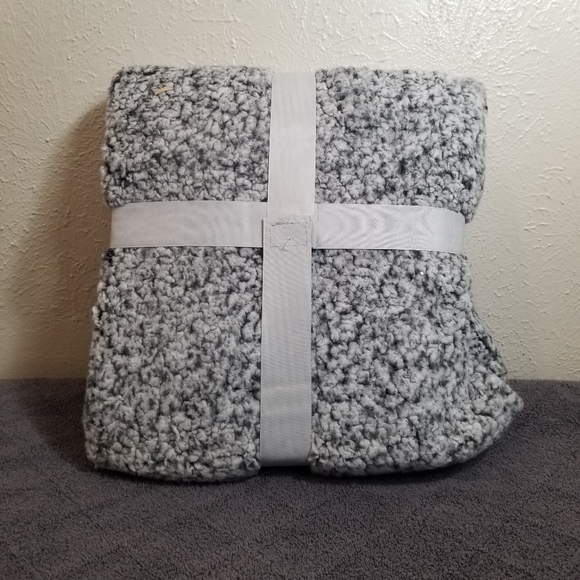 Posh Home Sherpa White, Black Blanket Throw 50 inches by 60 inches. NWT - Picture 2 of 3